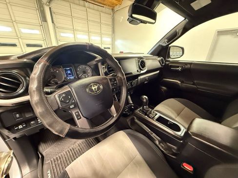 Used 2020 Toyota Tacoma TRD Off-Road image 12