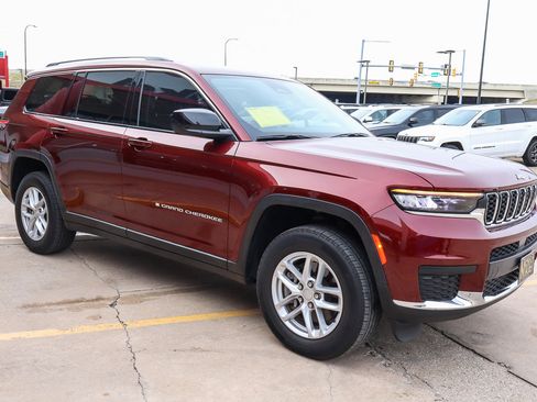 Used 2023 Jeep Grand Cherokee L Laredo image 4