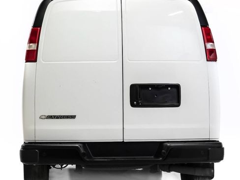 Used 2018 Chevrolet Express 3500 Extended w/ Driver Convenience Package RWD image 8