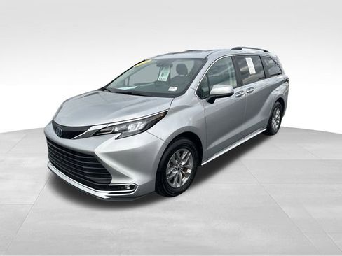 Used 2024 Toyota Sienna XLE image 2
