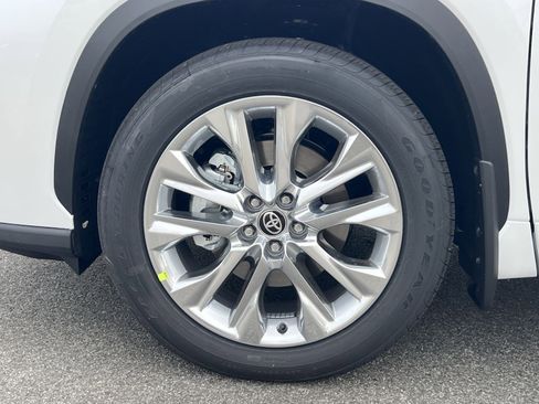 New 2026 Toyota Highlander Limited image 5