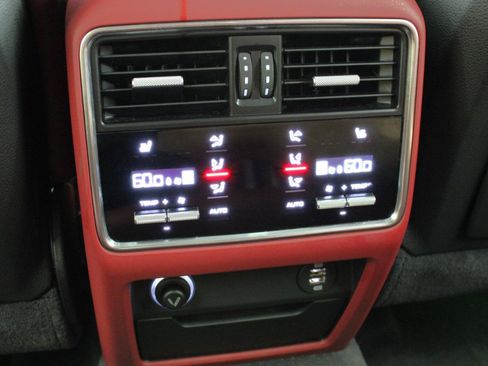 Used 2019 Porsche Cayenne AWD/4WD image 40