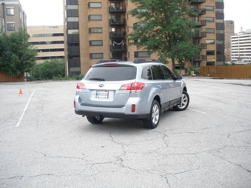 Used 2013 Subaru Outback 2.5i Limited AWD/4WD image 14