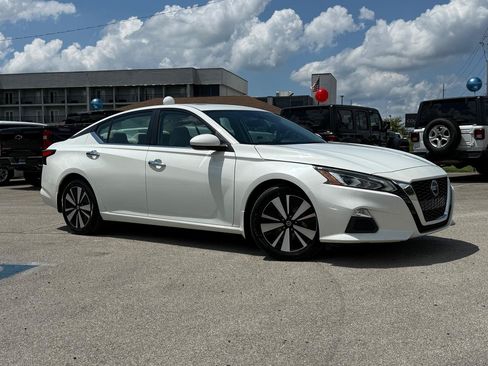 Used 2022 Nissan Altima 2.5 SV w/ SV Premium Package FWD image 2