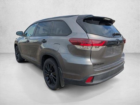 Used 2019 Toyota Highlander SE w/ Nightshade Edition AWD/4WD image 7