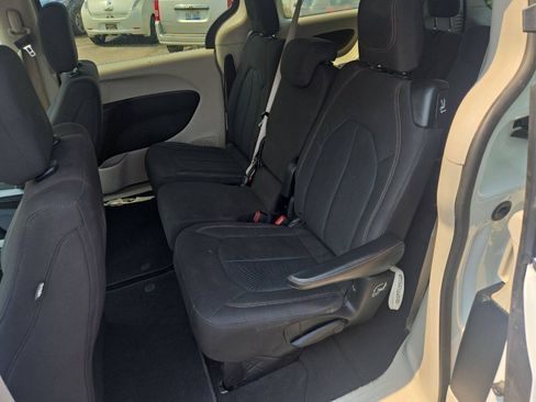 Used 2017 Chrysler Pacifica LX FWD image 23