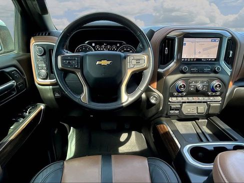 Used 2022 Chevrolet Silverado 1500 High Country w/ Technology Package image 11