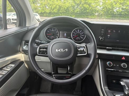 Used 2024 Kia Carnival LX FWD image 12