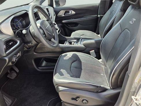 Used 2023 Chrysler Pacifica Limited w/ S Appearance Package AWD/4WD image 10