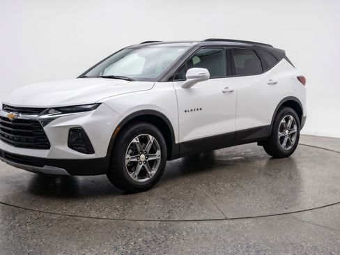 Used 2025 Chevrolet Blazer LT image 3