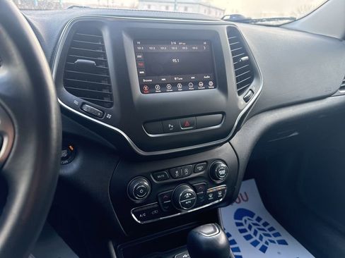 Used 2019 Jeep Cherokee Latitude Plus w/ Comfort/Convenience Group image 23