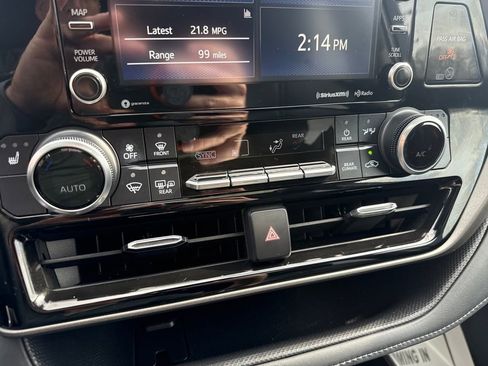 Used 2022 Toyota Highlander XLE image 18