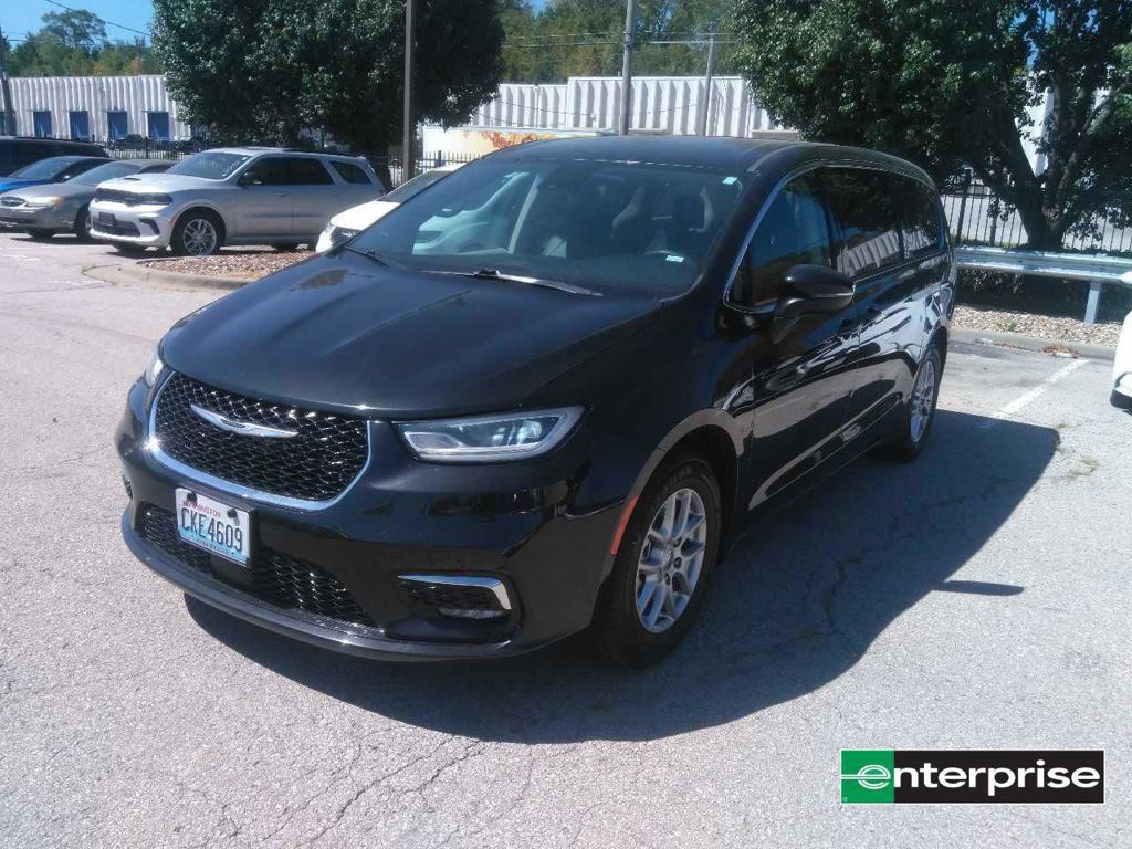 Used 2023 Chrysler Pacifica Touring-L FWD image 3