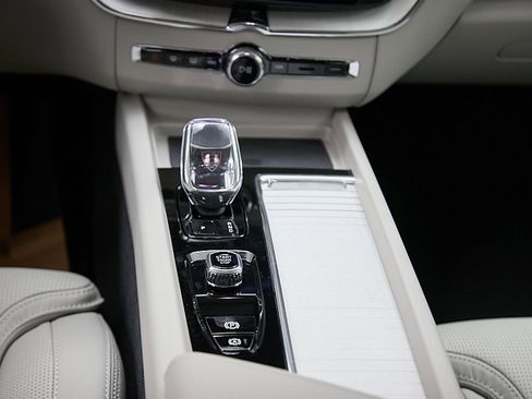 New 2026 Volvo XC60 B5 Ultra w/ Climate Package image 24