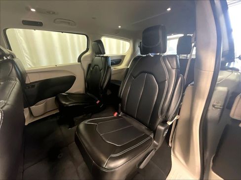 Used 2024 Chrysler Pacifica Touring-L image 15