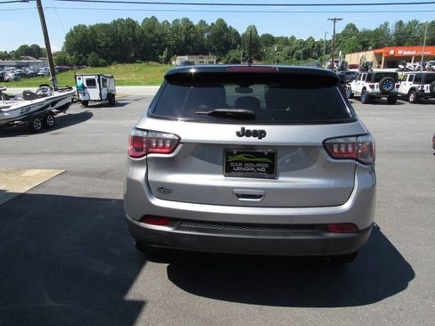 Used 2018 Jeep Compass Latitude w/ Popular Equipment Group FWD image 5