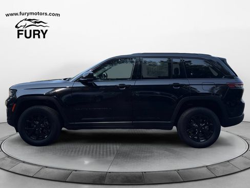 Used 2025 Jeep Grand Cherokee Altitude AWD/4WD image 7