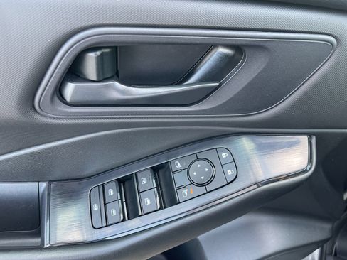 Used 2024 Nissan Rogue S AWD/4WD image 13