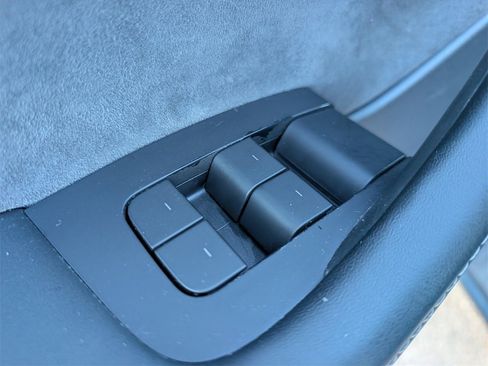 Used 2022 Tesla Model Y Long Range image 14