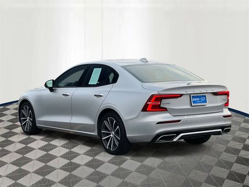 Used 2022 Volvo S60 B5 Momentum image 4