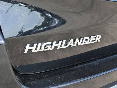 Used 2019 Toyota Highlander LE FWD image 18