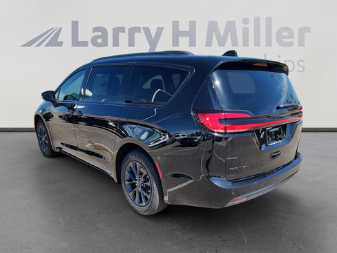 New 2025 Chrysler Pacifica Select w/ Fav Edition Package image 4