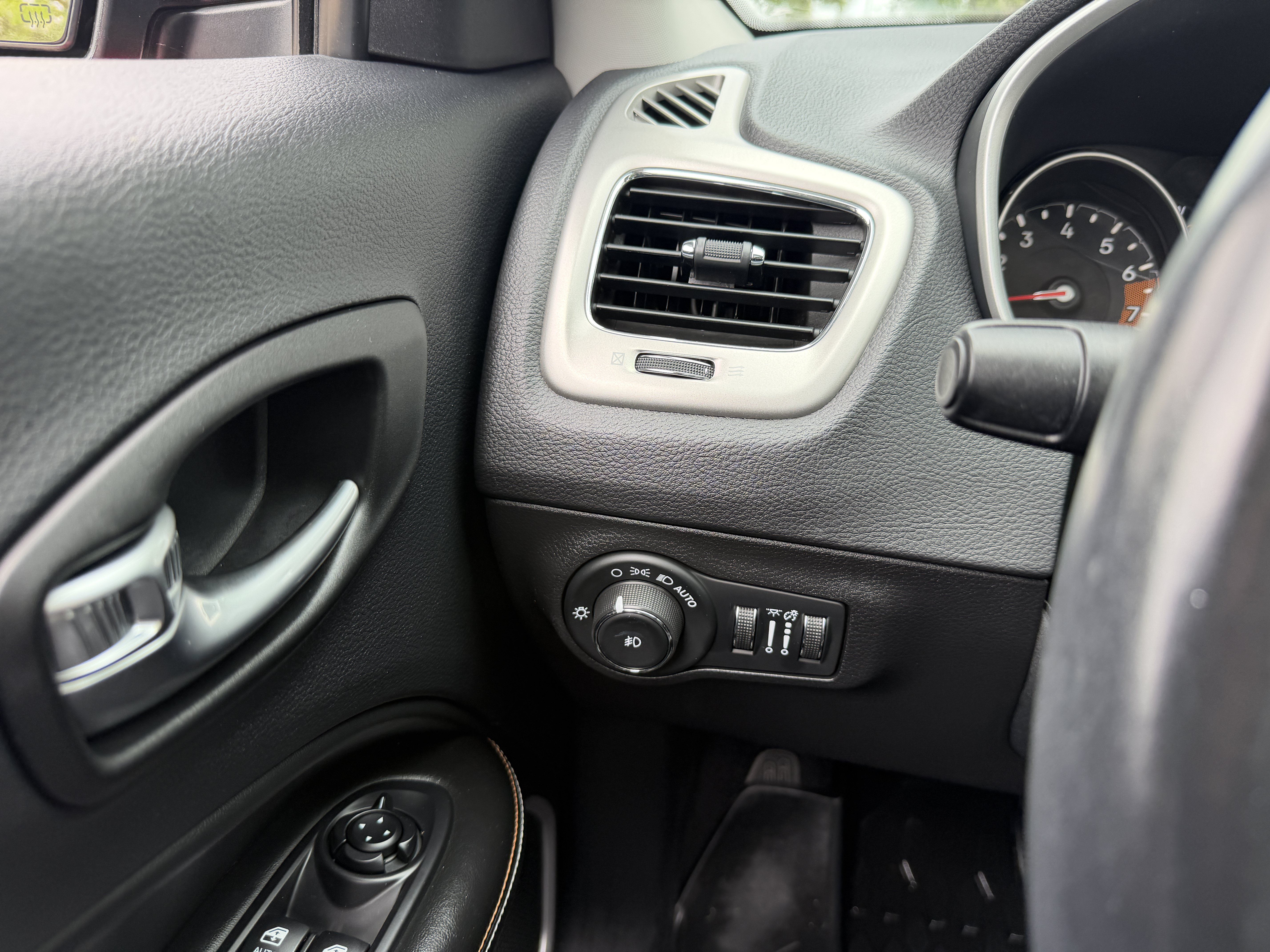 Used 2019 Jeep Compass Latitude w/ Popular Equipment Group AWD/4WD image 22