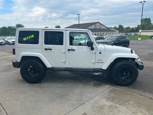 Used 2018 Jeep Wrangler Unlimited Sahara w/ Dual Top Group AWD/4WD image 4
