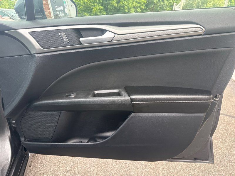 Used 2020 Ford Fusion SE FWD image 15