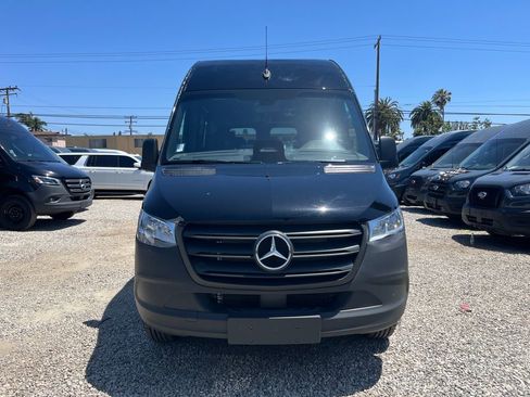 Used 2025 Mercedes-Benz Sprinter 2500 image 2