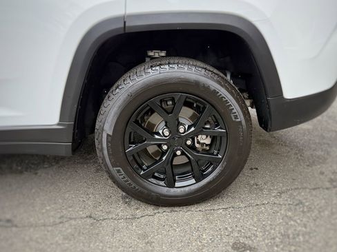 Used 2025 Jeep Grand Cherokee Altitude image 16