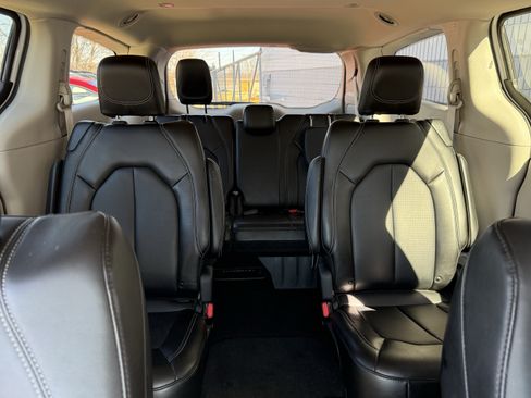 Used 2024 Chrysler Pacifica Touring-L FWD image 7