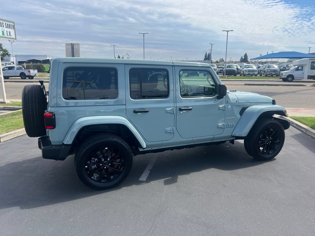 Used 2024 Jeep Wrangler Unlimited Sahara w/ Technology Group AWD/4WD image 14