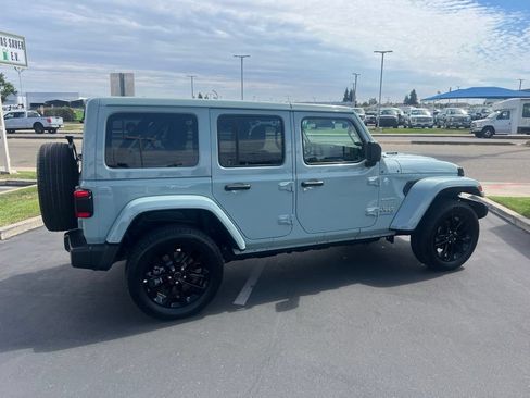 Used 2024 Jeep Wrangler Unlimited Sahara w/ Technology Group AWD/4WD image 14