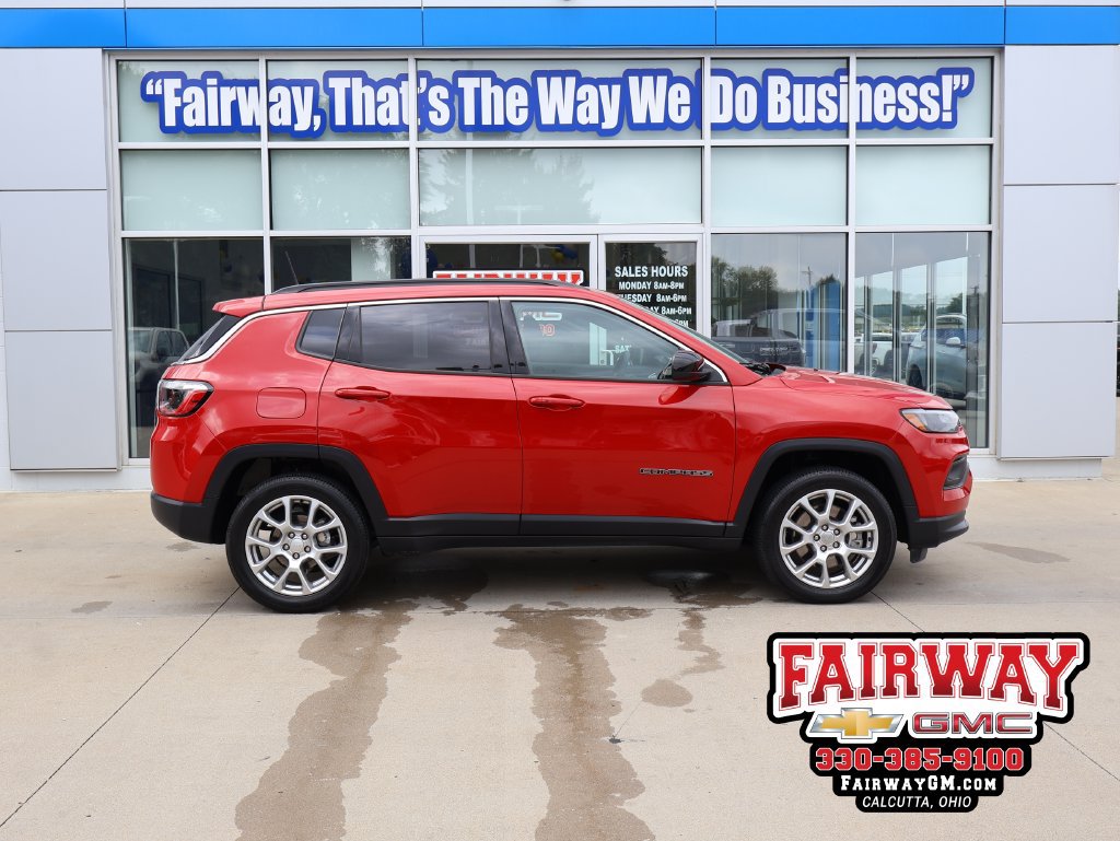 Used 2024 Jeep Compass Latitude w/ Sun and Sound Group AWD/4WD image 1