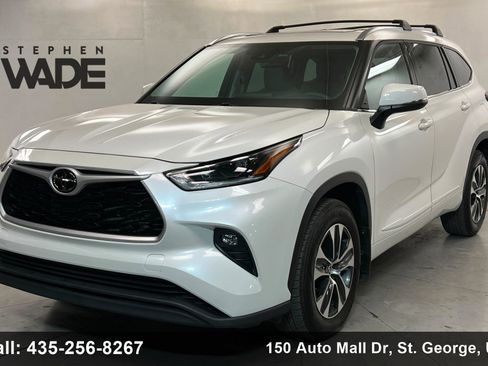 Used 2021 Toyota Highlander XLE AWD/4WD image 1