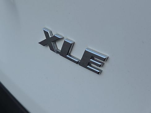 Used 2020 Toyota RAV4 XLE FWD image 8