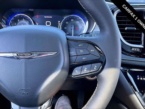 Used 2025 Chrysler Pacifica Limited FWD image 14