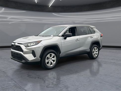 Used 2022 Toyota RAV4 LE image 3