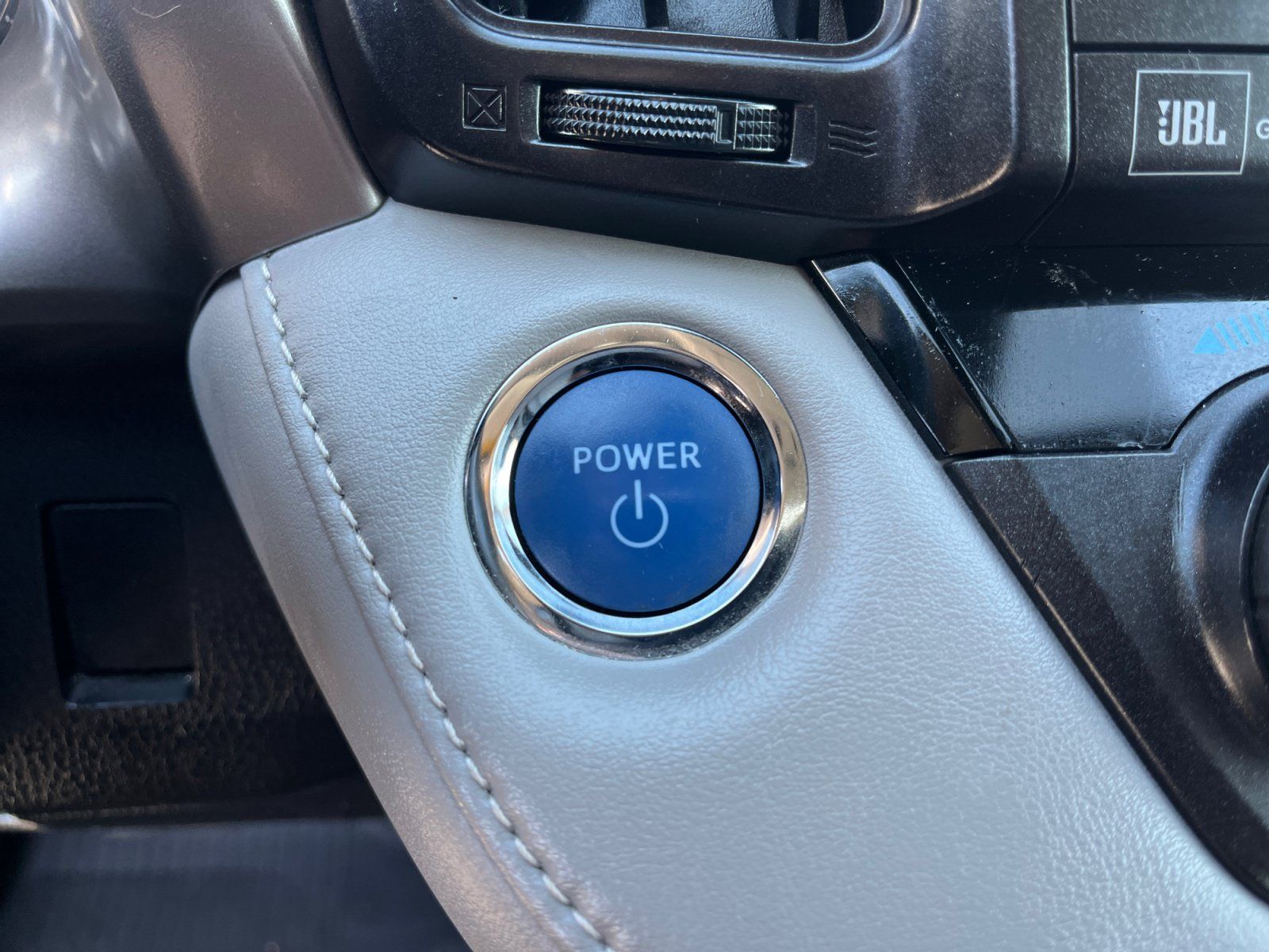 Used 2018 Toyota RAV4 Limited w/ Advanced Technology Package AWD/4WD image 30