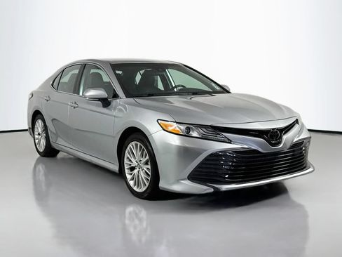 Used 2019 Toyota Camry XLE FWD image 4