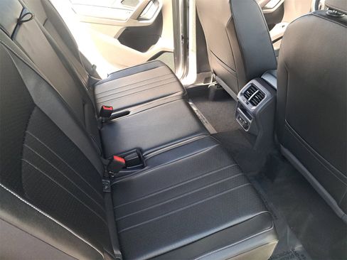 Certified 2022 Volkswagen Tiguan SE image 11