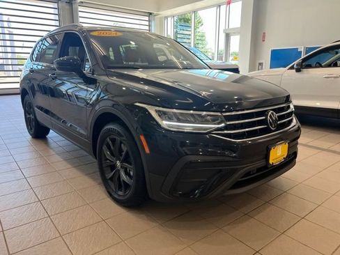 Used 2024 Volkswagen Tiguan SE AWD/4WD image 1