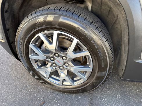 Used 2023 GMC Acadia SLT image 36