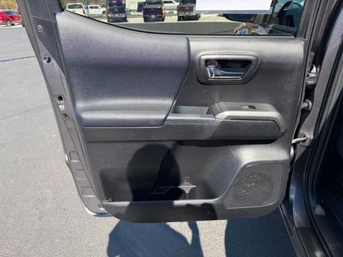 Used 2018 Toyota Tacoma TRD Sport image 17