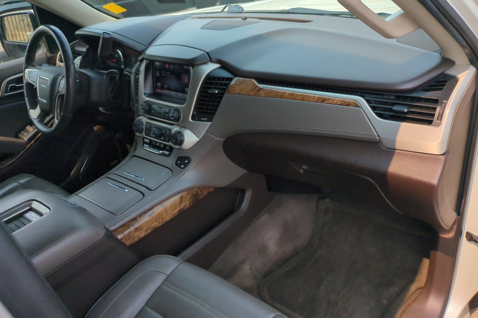 Used 2015 GMC Yukon Denali w/ Premium Package AWD/4WD image 18