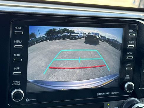Used 2021 Toyota Highlander XLE FWD image 21