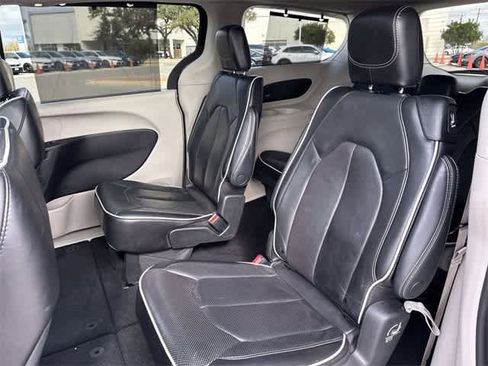 Used 2023 Chrysler Pacifica Limited image 21