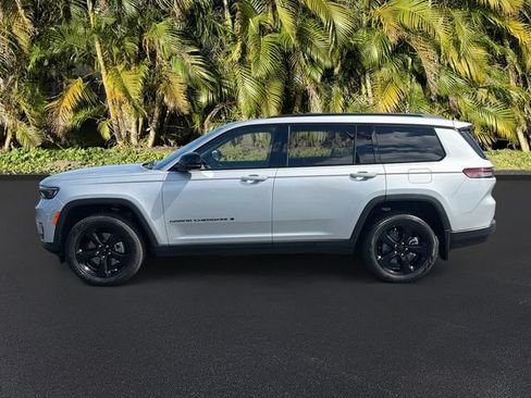Used 2023 Jeep Grand Cherokee L Limited w/ Black Appearance Package RWD image 9