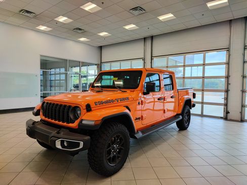 Used 2025 Jeep Gladiator Sport AWD/4WD image 8